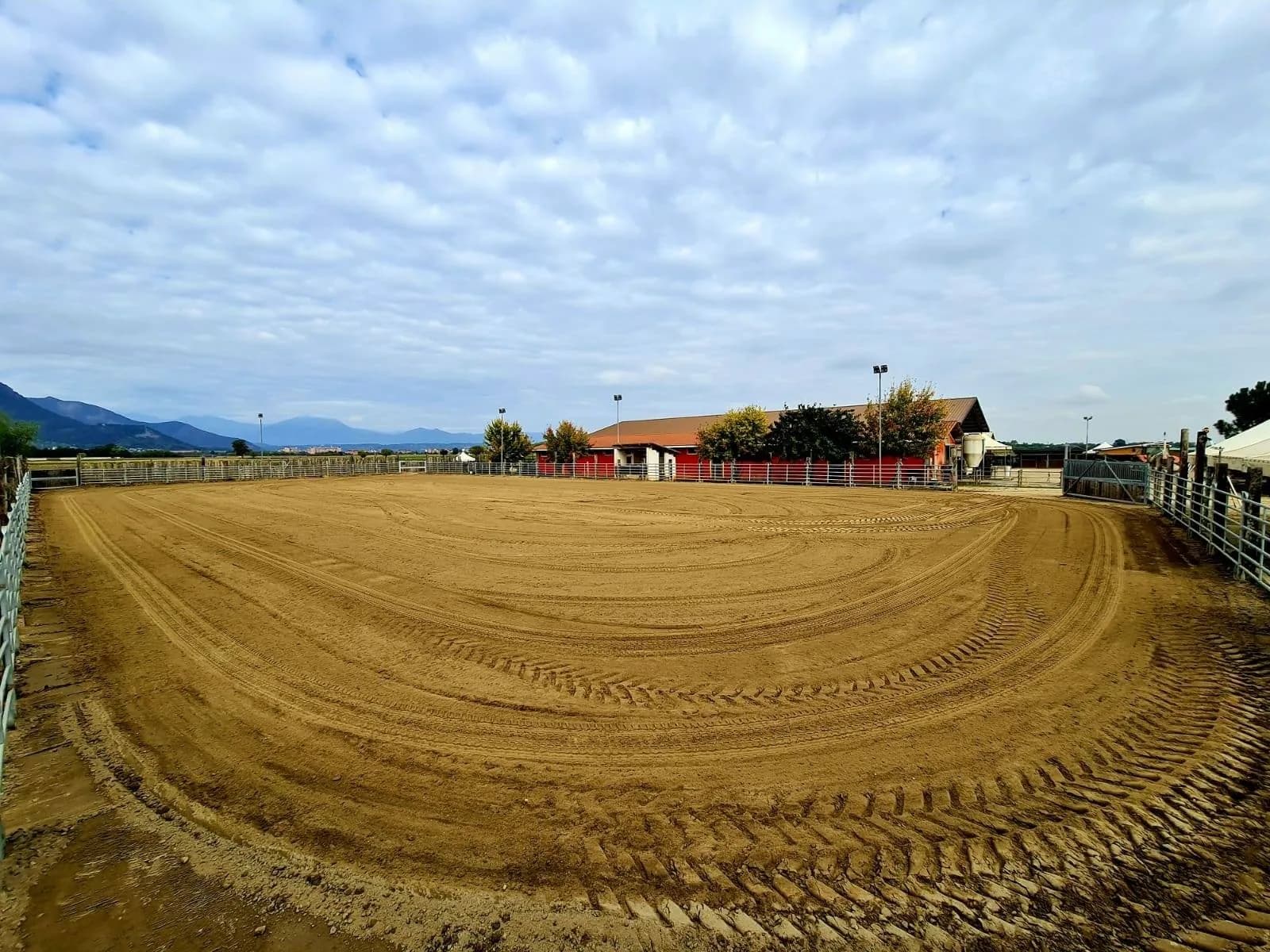 L'arena esterna in sabbia dello Jacopo Ranch al tramonto